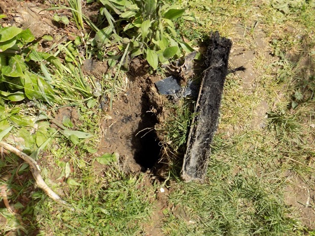 Противградна ракета направила рупу дубљу од метра у дворишту (ФОТО)